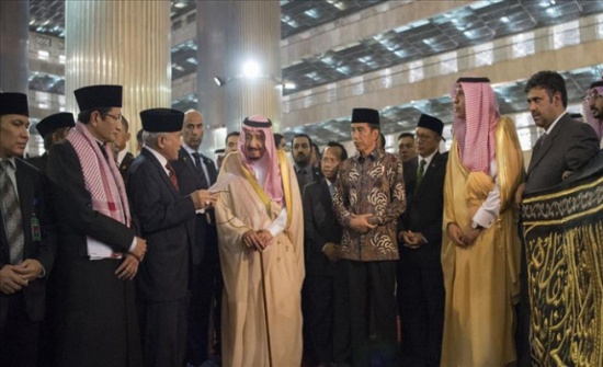 العاهل السعودي يهدي رابع أكبر مساجد العالم حزام الكعبة