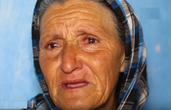 «شاهد» المُسنّة المغربية التي حاولت الانتحار تروي قصة بحثها عن الموت فداء لانتزاع حقها «شاهد» المُسنّة المغربية التي حاولت الانتحار تروي قصة بحثها عن الموت فداء لانتزاع حقها