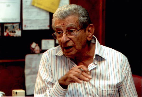 فرنسا تكرم شاهين وتطلق اسمه على أهم شوارع مدينة بوبيني