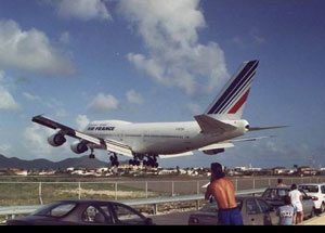 طيار يهبط في طريق سريع مكتظ 