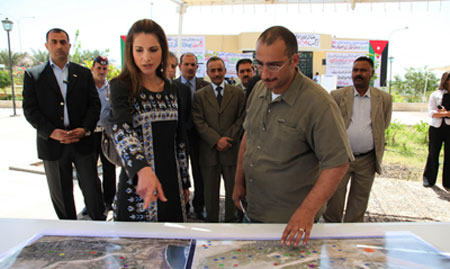 الملكة رانيا تتفقد مشروعات مؤسسة نهر الاردن في غور المزرعة والاغوار الجنوبية (بالصور)