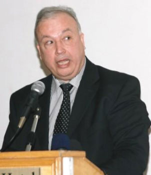 عباس يقيل رئيس مكتبه رفيق الحسيني من منصبه