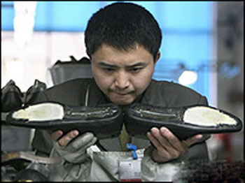 عمال مضربون فى فيتنام يلقون دماء الخنازير على نظرائهم غير المضربين 