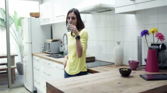 سبحان الله| شاهدوا لماذا نهى النبي شرب الماء واقفا !