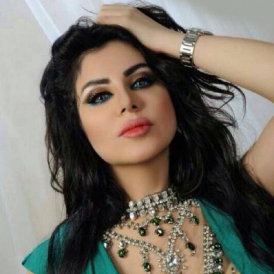 بالفيديو - حليمة بولند تخجل بعد تغزل شاب بها.. شاهدوا رد فعلها المضحك!