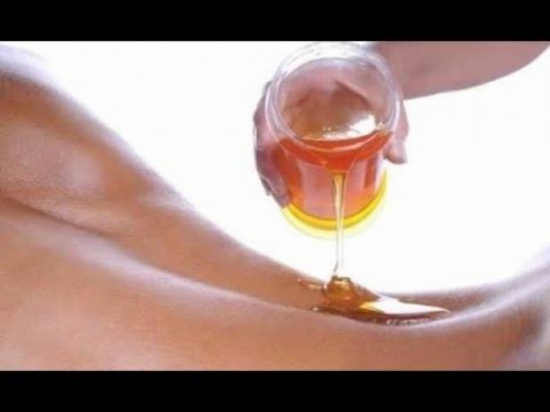 لن تصدق .. انظر ماذا يحدث عندما تضع نقطة عسل نحل على السرة