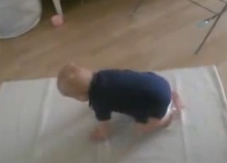 طفل عمره أشهر يصلي مع أن والديه ليسوا مسلمين