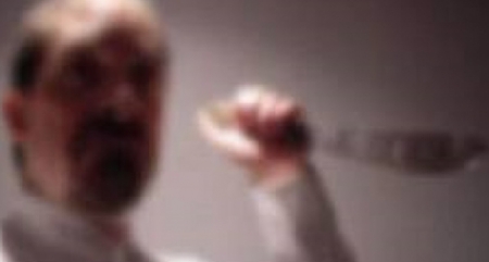 أب يقتل خطيب ابنته بعد أن دخل عليهما الغرفة فجأة !