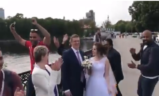 بالفيديو :مصريون  يشاركون عروسين في حفل زفافهما في أحد شوارع روسيا