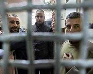 الأسرى الفلسطينيون يبدأون إضراباً عن الطعام في سجون الإحتلال 
