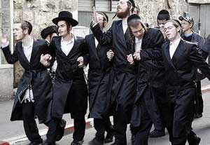 مستوطنون اسرائيليون يرشقون مركبات فلسطينية بالحجارة جنوبي نابلس 