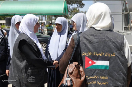 " شريان الحياة " تسير قافلة تحمل متضامنين ومساعدات لغزة " شريان الحياة " تسير قافلة تحمل متضامنين ومساعدات لغزة