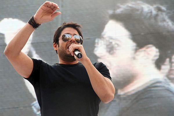 محمد حماقي يعني لـ 100 ألف طالب بجامعة عين شمس وينفي العديد من الشائعات بعد حفله (مصور) 