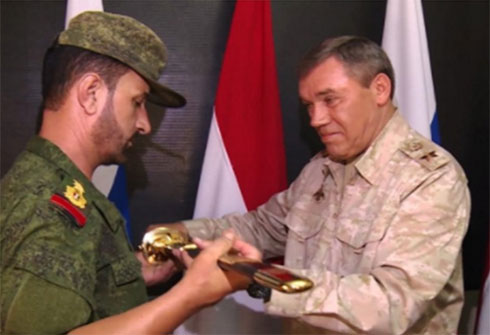 قائد الأركان الروسية يكرم "النمر".. كيف شكره الأخير؟ ‎