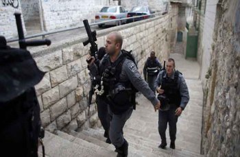 شرطة الاحتلال تطلق النار على فلسطيني بتهمة طعن احد أفرادها شرطة الاحتلال تطلق النار على فلسطيني بتهمة طعن احد أفرادها