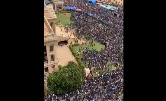 لحظة اقتحام المتظاهرين القصر الرئاسي في كولومبو بسريلانكا .. بالفيديو لحظة اقتحام المتظاهرين القصر الرئاسي في كولومبو بسريلانكا .. بالفيديو