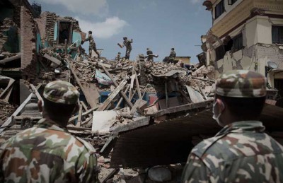 حصيلة زلزال النيبال تتخطى سبعة الاف قتيل