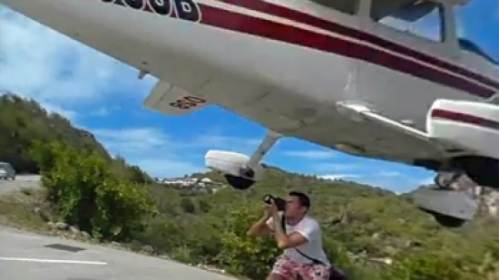 شاهد: ماذا حدث لشاب يحاول التقاط صورة لطائرة أثناء هبوطها؟
