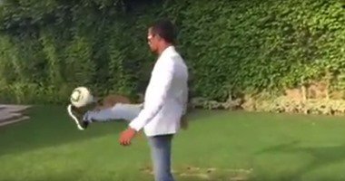 بالفيديو.. محمد رمضان يستعرض مهاراته في التحكم بالكرة على "فيس بوك" بالفيديو.. محمد رمضان يستعرض مهاراته في التحكم بالكرة على "فيس بوك"