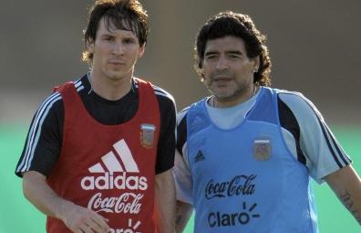 مارادونا راض عن اداء ميسي في الكلاسيكو