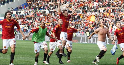 روما على قمة الدوري الايطالي وميلان يتعثر بالتعادل