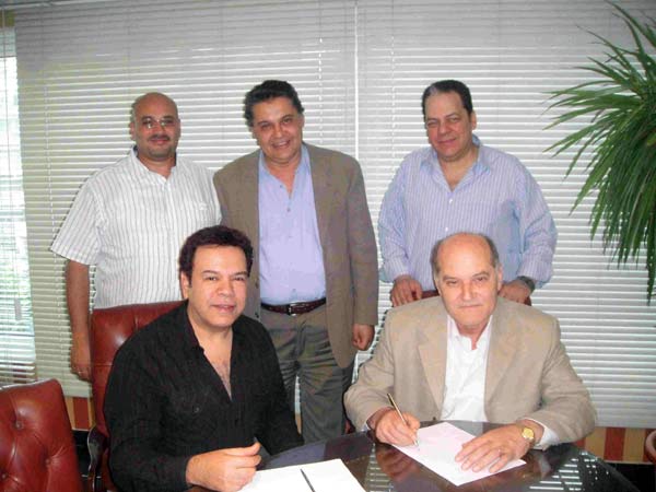 خالد عجاج يتعاقد مع "عالم الفن" و "مزيكا" (مصور) 