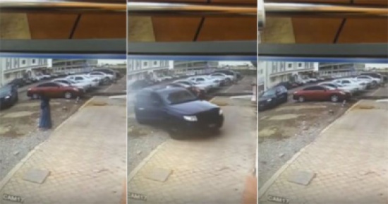 شاهد..  فتاة  تقفز خارج سيارتها هربًا من لص