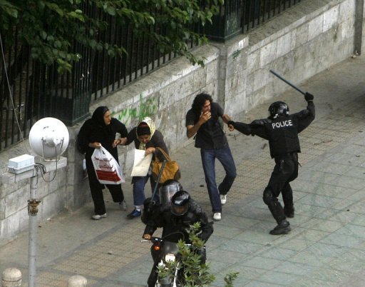ايران: مليشيات الباسيج تداهم الطلاب وتعتقل 10 طلاب في مدينة نجف آباد ايران: مليشيات الباسيج تداهم الطلاب وتعتقل 10 طلاب في مدينة نجف آباد