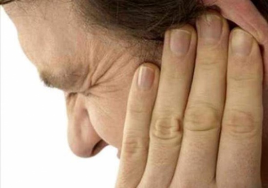 أراد الانتقام لزوجته فقضم أذن رب عملها!