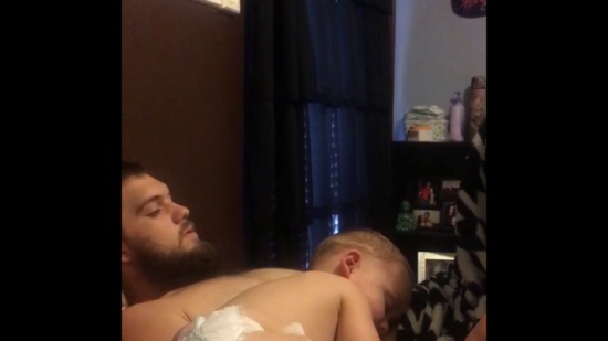 بالفيديو.. رد فعل طفل نائم لحظة سماعه أغنيته المفضلة