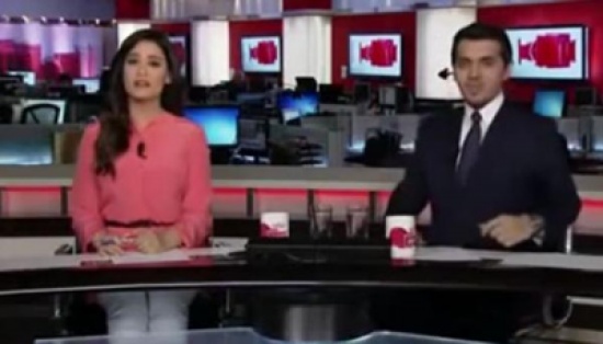 حركة غريبة من مذيعة