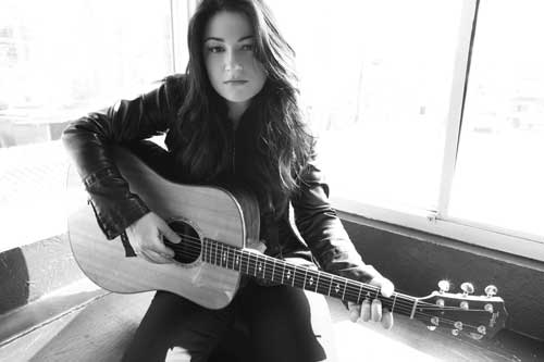 نجمة الغناء المسيحي ناب تعترف: غبت لسنوات لأنني " مثلية "