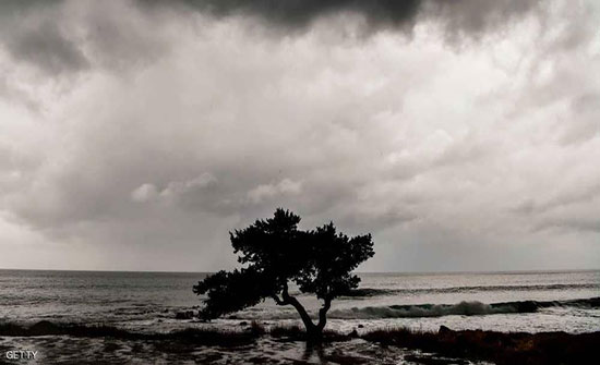 زوربا "النادر" يضرب اليونان.. وأثينا تتأهب