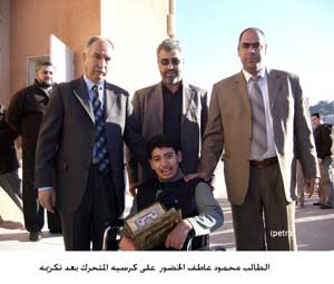 وزير التربية يكرم طالبا تغلب على شلله الدماغي بنجاحه في الثانوية العامة