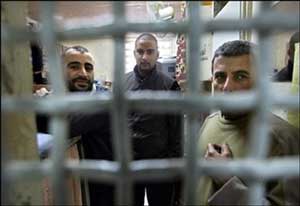 25 أسيرا فلسطينيا في السجون الاسرائيلية تجاوزت مدة اعتقالهم ربع قرن 