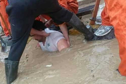 صور : انقاذ شاب غرق في عمان بسبب السيول صور : انقاذ شاب غرق في عمان بسبب السيول