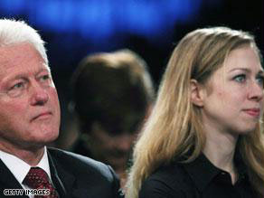 كلينتون تمشي على عكازين قبيل أشهر من حفل زفافها