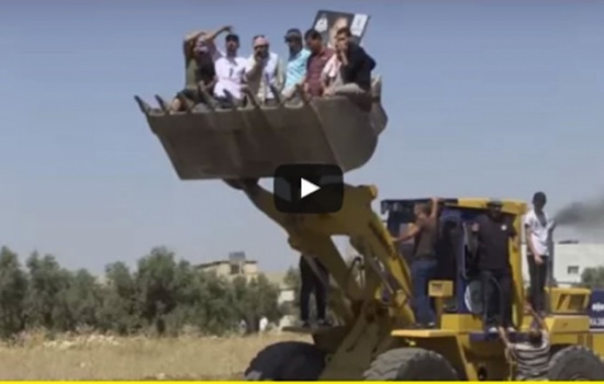 بالفيديو: شاهدوا مقترعين في اربد يستقلون " بكت جرافة " ويصرخون "الله أكبر"