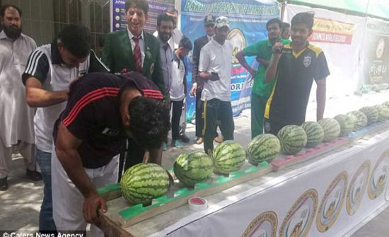 باكستاني يحطم رقما قياسيا برأسه (فيديو)