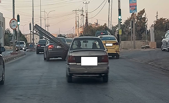 مواسير وسيارة واستهتار بالمارة .. صور مواسير وسيارة واستهتار بالمارة .. صور