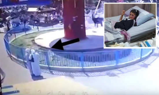 فيديو: لحظة سقوط مروّع لطفلة في مدينة ألعاب واصطدمها بإمرأتين