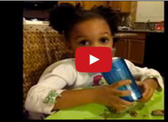 شاهد.. رجل يعلم ابنته الصغيرة المعنى الحقيقى للزواج