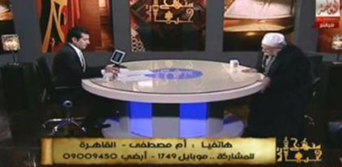 شاهد: سقوط عالم أزهري أرضًا على الهواء