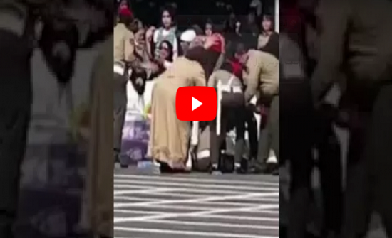 فيديو|عسكري كويتي يسقط على الأرض مغشيا عليه أثناء مرور موكب الأمير فيديو|عسكري كويتي يسقط على الأرض مغشيا عليه أثناء مرور موكب الأمير