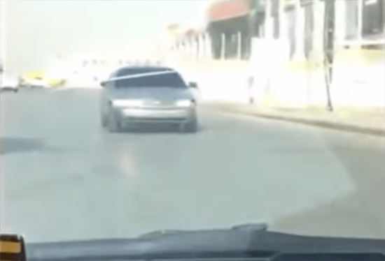 بالفيديو: سائق يقود سيارته بشكل معكوس