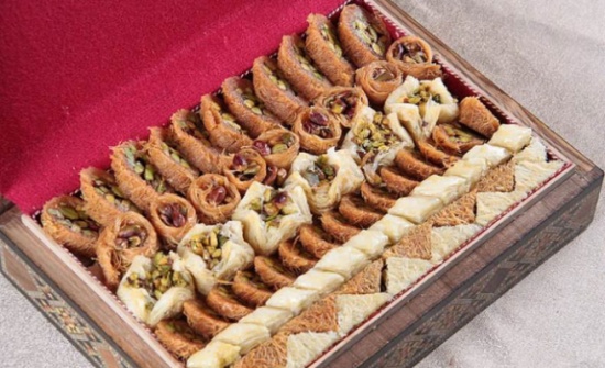 841 مطعما ومحلا للحلويات استوفت شروط العمل على توصيل وتسليم الطعام