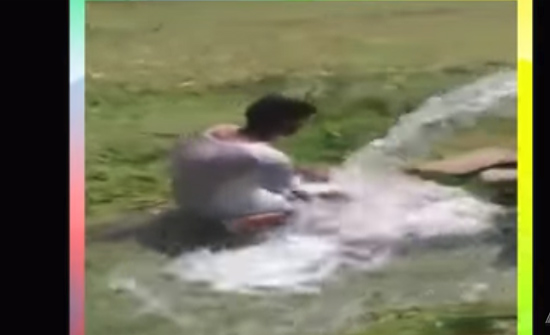 بالفيديو: تصرف غريب من عامل في مزرعة.. يصلي ويستحم في نفس الوقت