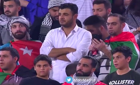 بالفيديو والصور: شاهدوا كيف تحول الحزن الفلسطيني إلى فرح بعد انتهاء المباراة مع الاردن