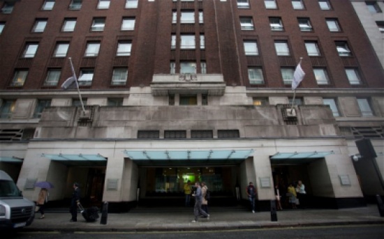 3 شقيقات يتعرضن للضرب بمطرقة على رأسهن