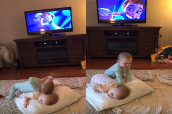 بالفيديو: ملايين المشاهدات لـ رضيعتين توأم تقلدان مشهد من فيلم كرتوني بإتقان مدهش